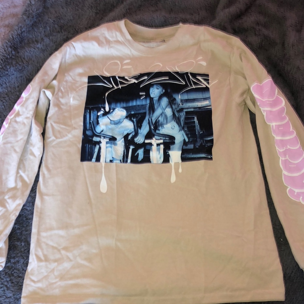 DANGEROUS WOMAN x Urban Outfiters long sleeve